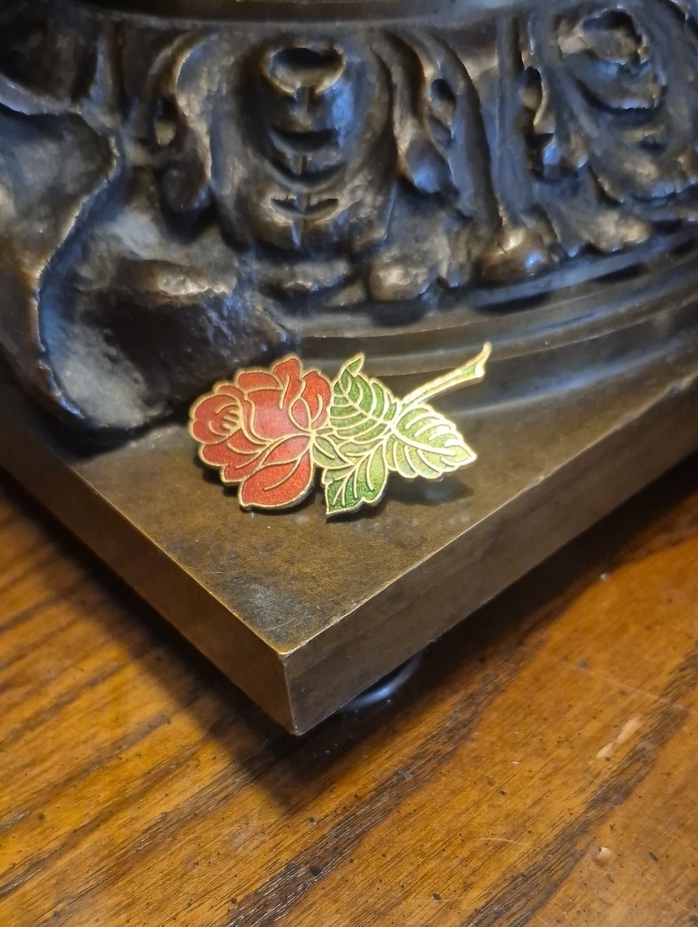 AMERICAN GREETINGS CORP ENAMELED RED ROSE WITH GOLD TRIM BROOCH PIN